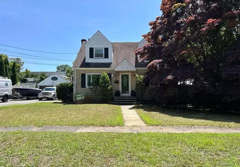24 Gates St, Greenlawn, NY 11740
