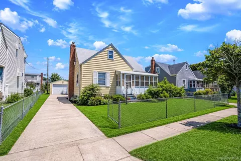 218 Venetian Blvd, Lindenhurst, NY 11757