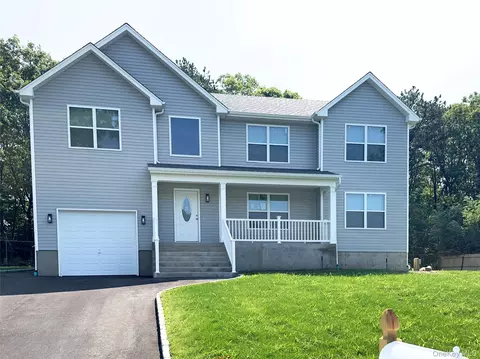 25 Walnut St, Coram, NY 11727
