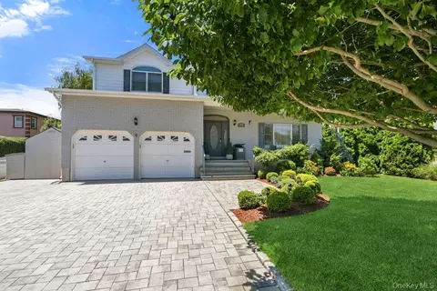 2066 Washington Ave, Seaford, NY 11783