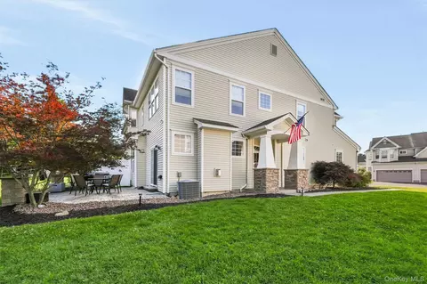 6 Avoncroft Ln, Middletown, NY 10940