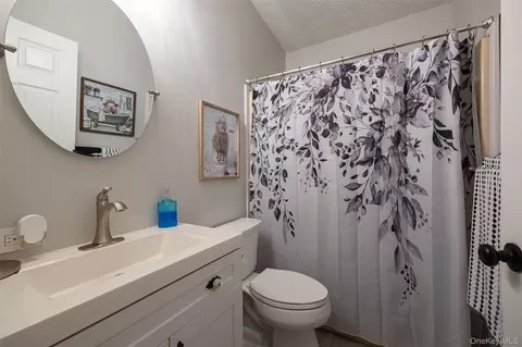 Bath - 142 Mill St, Wallkill, NY 12589 photo 2 of 2