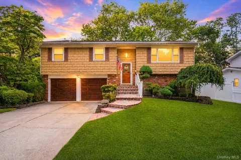26 Dartmouth Dr, Deer Park, NY 11729