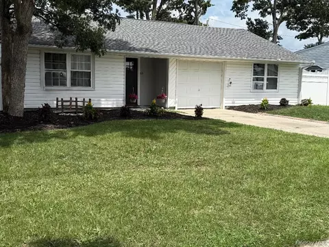 65 Biscayne Dr, Selden, NY 11784