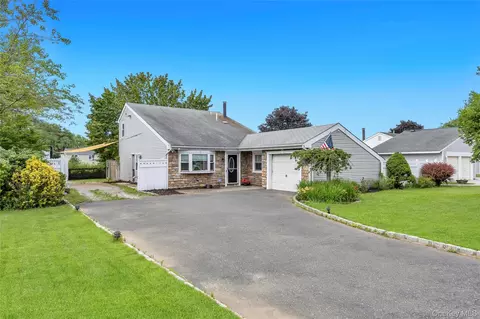 12 Handy Ln, Medford, NY 11763