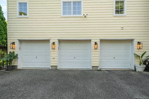 Exterior - 3 Dover Ct, Wading River, NY 11792 photo 7 of 8