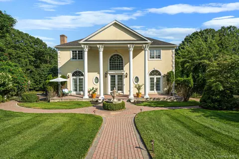 3 Dover Ct, Wading River, NY 11792