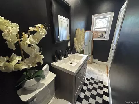 Bath - 32 Morris Ave, Patchogue, NY 11772 photo 1 of 2