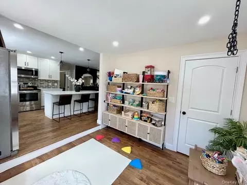 Entry Way - 32 Morris Ave, Patchogue, NY 11772 photo 1 of 5