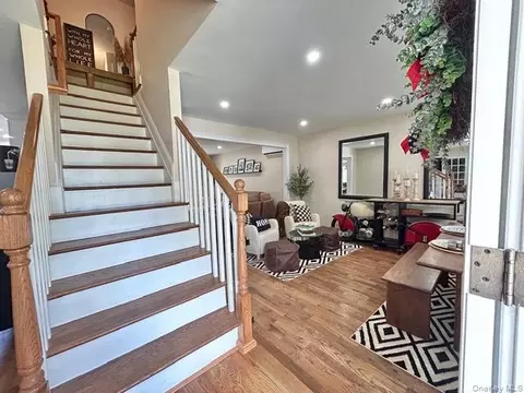 Entry Way - 32 Morris Ave, Patchogue, NY 11772 photo 2 of 5
