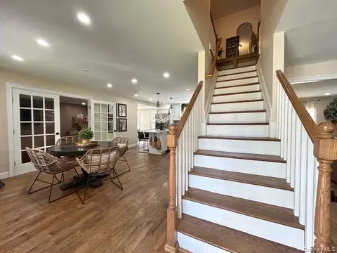 Entry Way - 32 Morris Ave, Patchogue, NY 11772 photo 4 of 5