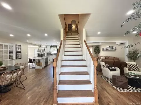 Entry Way - 32 Morris Ave, Patchogue, NY 11772 photo 3 of 5