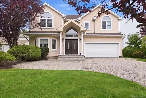 7 Laurel Ln, North Hempstead, NY 11568