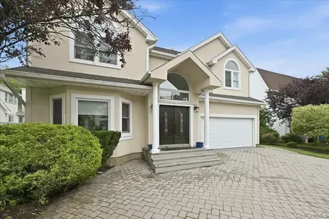 7 Laurel Ln, North Hempstead, NY 11568