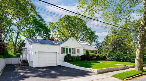 14 Beech Ct, Malverne, NY 11565