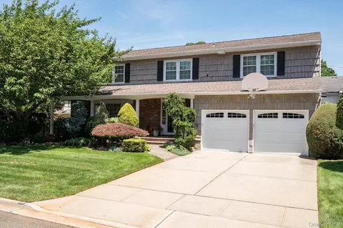 15 Huber Ct, Rockville Centre, NY 11570