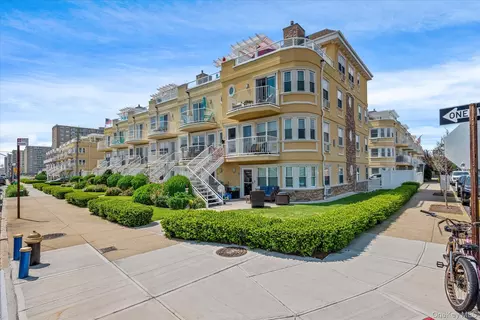 10004 Shore Front Pkwy #22B, Rockaway Park, NY 11694