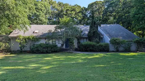 4 Oak Hills Dr, Rocky Point, NY 11778