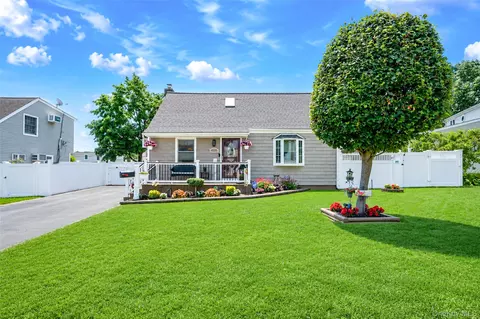 7 Farmedge Rd, Bethpage, NY 11714