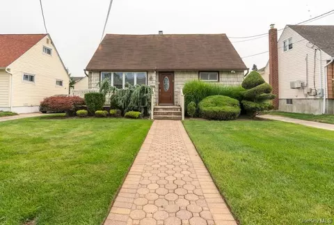 81 Montgomery Ave, Oceanside, NY 11572