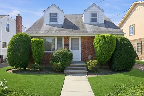 27 Plymouth Ave, North Hempstead, NY 11501