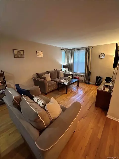 194 Smith St #1M, Freeport, NY 11520
