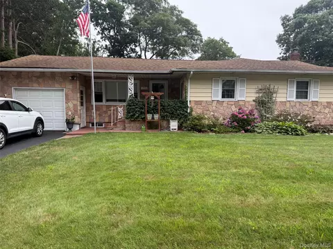 152 Parkwood Dr, Shirley, NY 11967