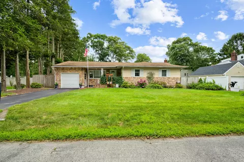 152 Parkwood Dr, Shirley, NY 11967