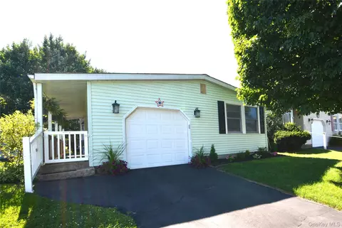 105 W Village Cir #105, Manorville, NY 11949