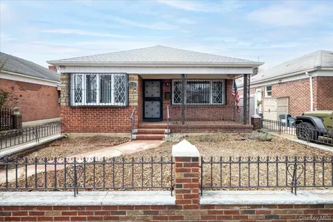 4724 168th St, Flushing, NY 11358