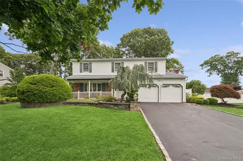 63 Woodview Ln, Centereach, NY 11720