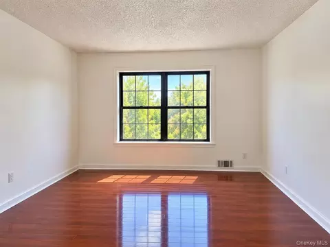 Living - 41 Huntington Cir #41, Peekskill, NY 10566 photo 4 of 4
