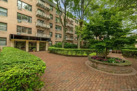 6 Birchwood Ct #3B, Mineola, NY 11501