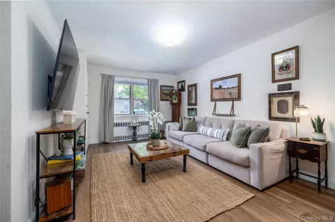 411 Merrick Rd #A, Rockville Centre, NY 11570