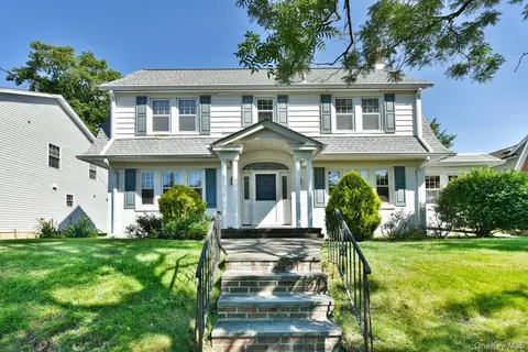 182 Ferncroft Rd, Mineola, NY 11501