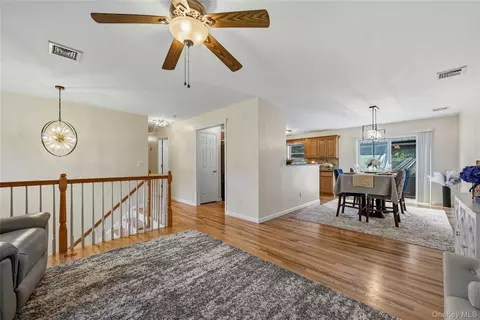 Entry Way - 18 Hickory Pl, Wallkill, NY 10941 photo 2 of 6