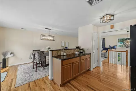 Entry Way - 18 Hickory Pl, Wallkill, NY 10941 photo 3 of 6