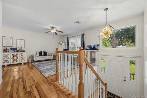 Entry Way - 18 Hickory Pl, Wallkill, NY 10941 photo 1 of 6
