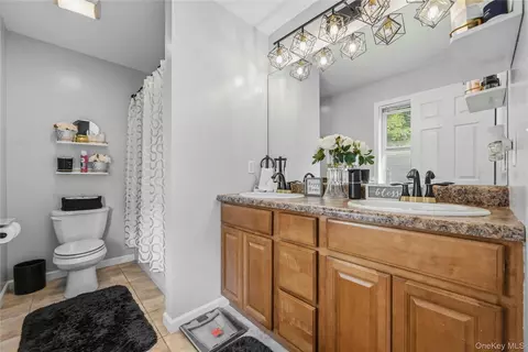 Entry Way - 18 Hickory Pl, Wallkill, NY 10941 photo 4 of 6