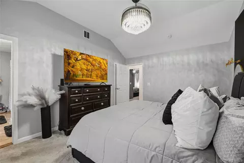 Bedroom - 18 Hickory Pl, Wallkill, NY 10941 photo 4 of 7