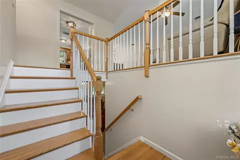 Entry Way - 18 Hickory Pl, Wallkill, NY 10941 photo 5 of 6