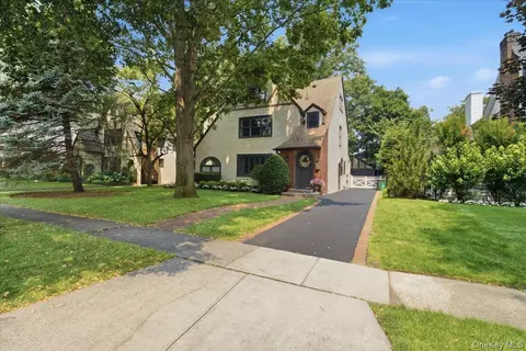 89 Poplar St, Garden City, NY 11530