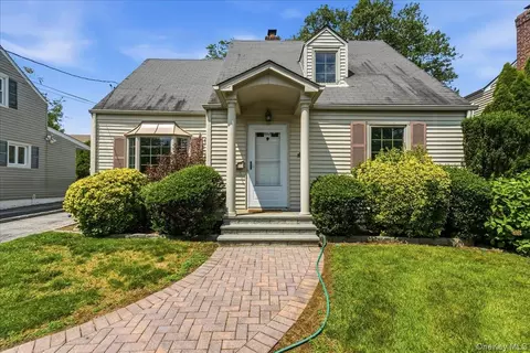 194 Lincoln Pl, Eastchester, NY 10709