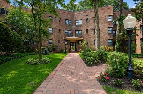 50 Brompton Rd #2N, North Hempstead, NY 11021
