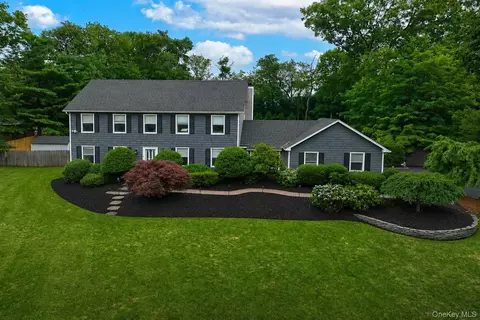 2 Buckingham Meadow Rd, Setauket, NY 11733
