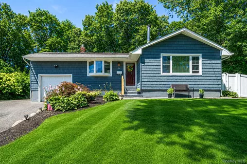 14 Antler Ln, South Setauket, NY 11720