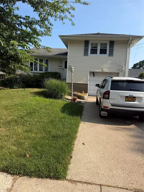 172 N Walnut St, Massapequa, NY 11758