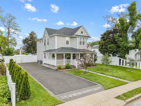 81 Pearsall Ave, Freeport, NY 11520
