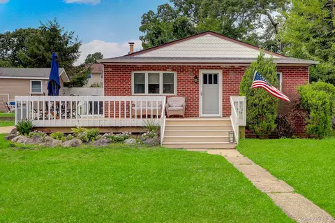629 East Dr, Lindenhurst, NY 11757