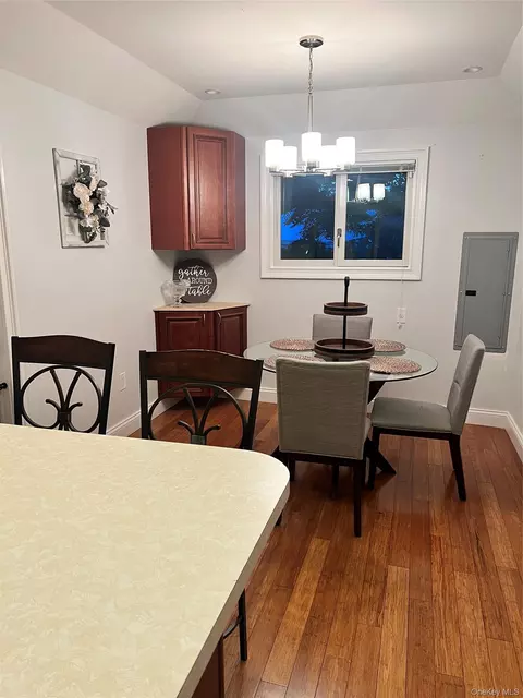 629 East Dr, Lindenhurst, NY 11757